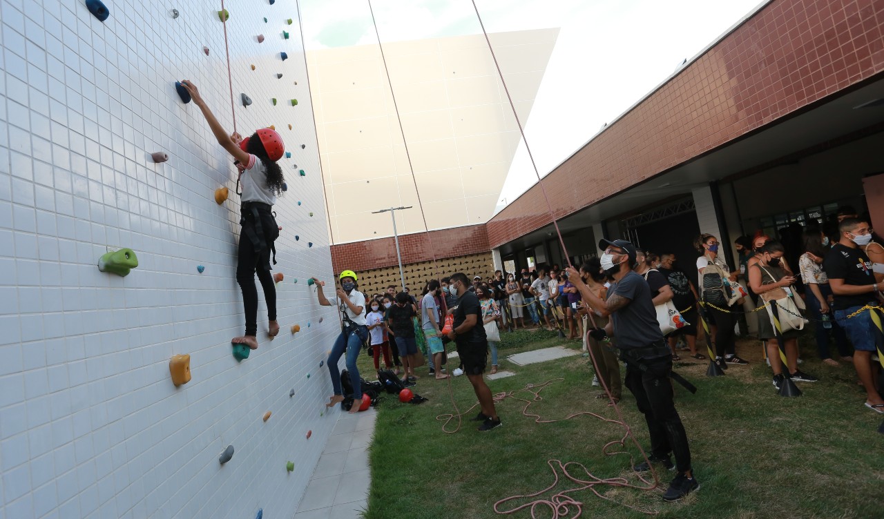 a foto mostra a parede de escalada montada na Rede Cuca